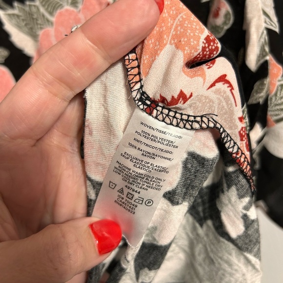 Loft floral blouse with flutter sleeve size medium - Picture 7 of 7